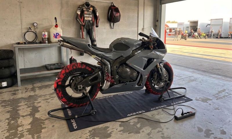 Honda CBR1000RR 2010 preparata per la pista, vista di profilo